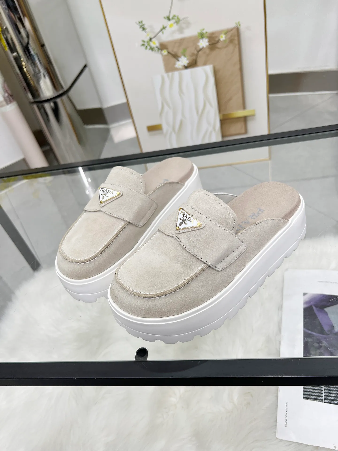 👟👟Ex-factory price 500👟👟 🌸Prada 2025 spring and summer new slippers 💫Velcro sandals The latest catwalk model, classic upgrades, comfort and fashionability coexist. Every color combination looks good, and the design matches different style needs ✅Upper: original customized cowhide ✅Inner lining: original customized sheepskin lining, cowhide feet ✅Outsole: original molded anti-slip outsole ✅Number of codes: 35-40 (41 customized, non-refundable and non-exchangeable)